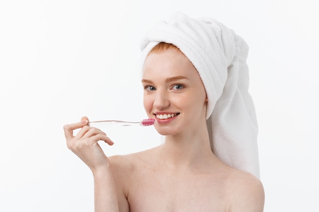 Portrait de jeune femme avec une brosse à dents.