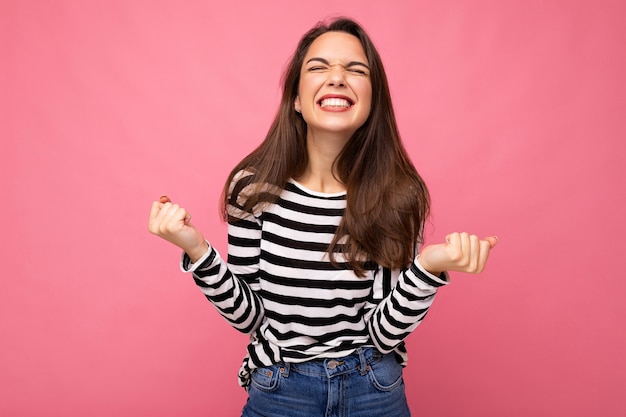 Photo portrait de jeune femme brune belle heureuse positive avec des émotions sincères portant des vêtements décontractés