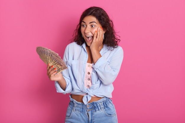 Portrait de jeune femme brune choquée portant des vêtements décontractés