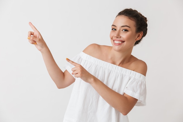 Portrait d'une jeune femme brune décontractée heureuse