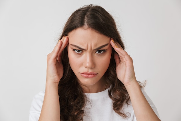 Portrait d'une jeune femme brune décontractée irrité