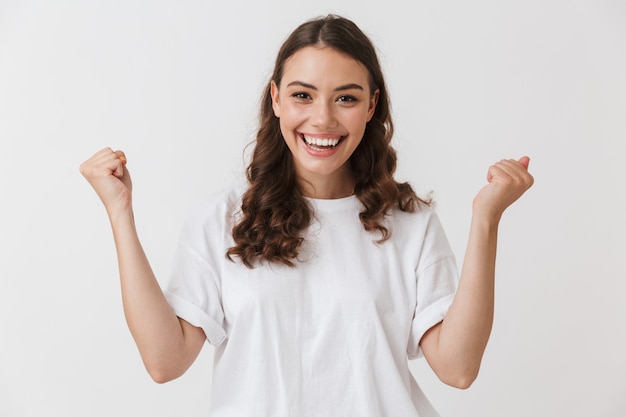 Portrait d'une jeune femme brune décontractée souriante