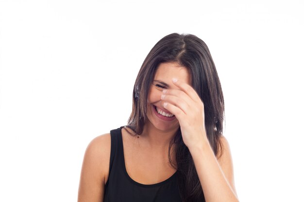 Portrait d'une jeune femme brune heureuse en riant