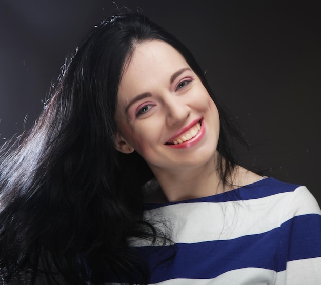 Portrait de jeune femme brune avec un joli sourire