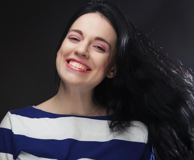 Portrait de jeune femme brune avec un joli sourire