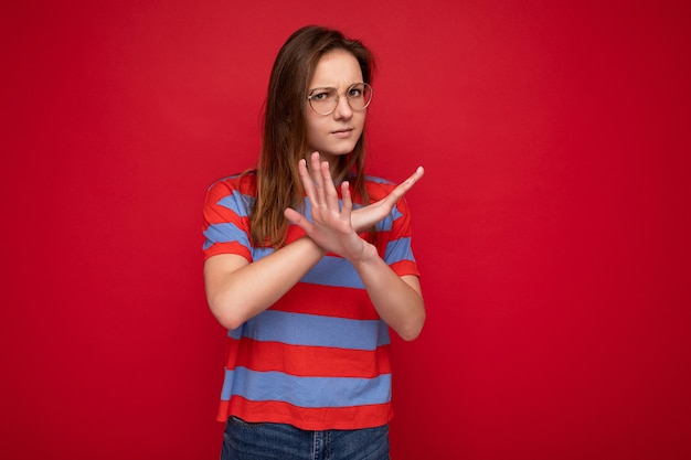 Portrait d'une jeune femme brune séduisante et sérieuse avec des émotions sincères portant des vêtements à la mode