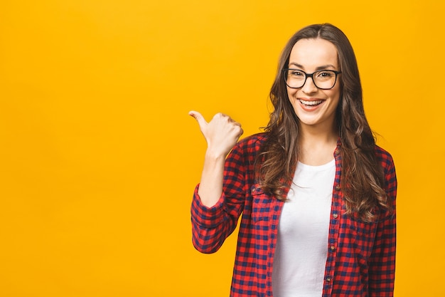 Portrait d'une jeune femme brune