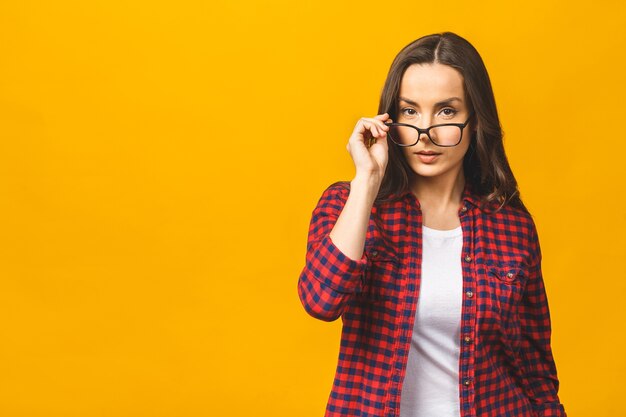 Portrait d'une jeune femme brune