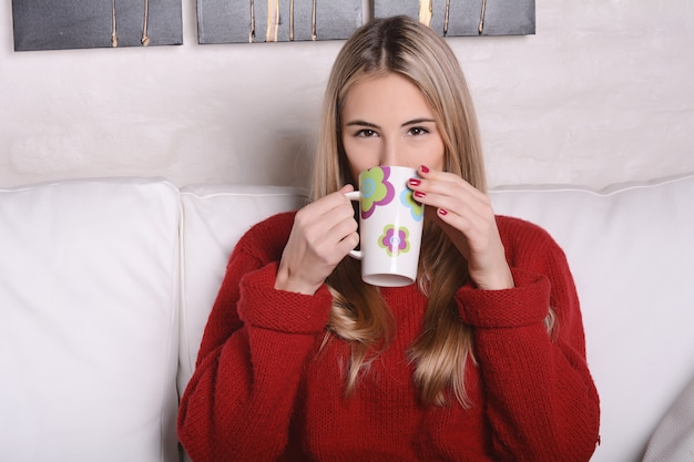 Portrait de jeune femme buvant du café.