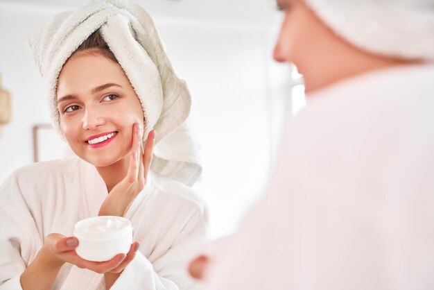 Portrait d'une jeune femme buvant du lait dans une clinique
