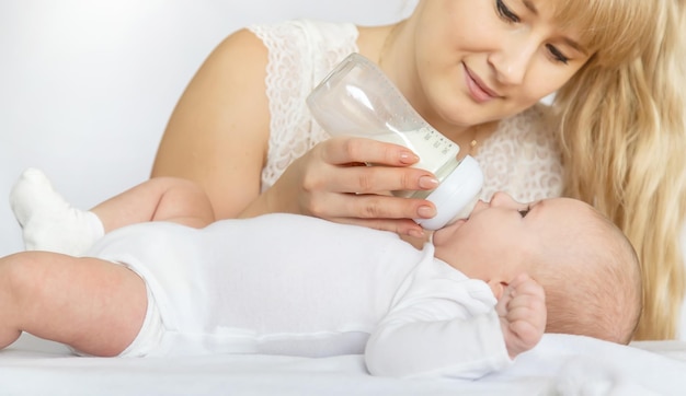 Photo portrait d'une jeune femme buvant du lait à la maison