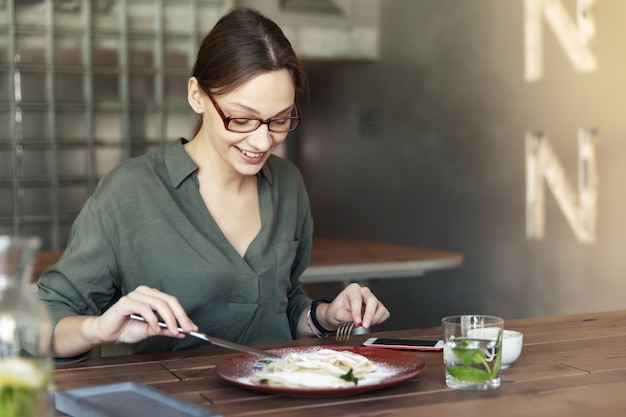 Portrait, jeune, femme, cafétéria, apprécier, crêpes