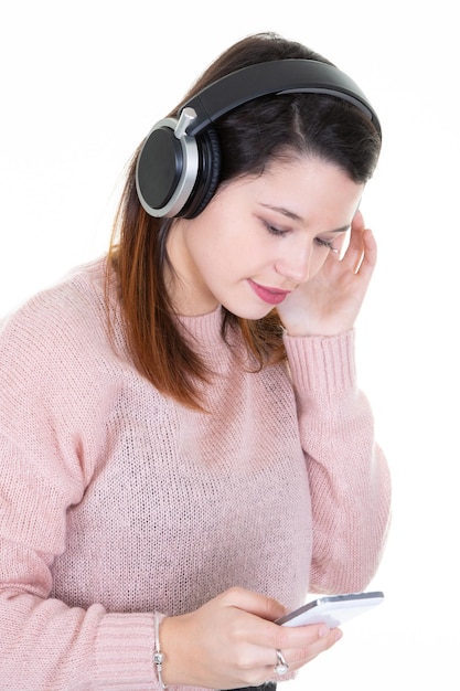 Portrait d'une jeune femme avec un casque et une cellule de smartphone mobile