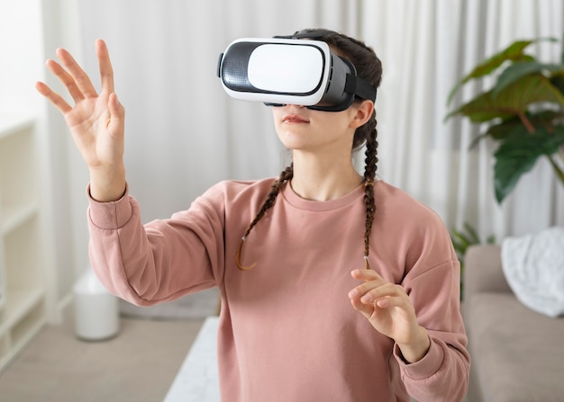 Photo portrait jeune femme avec casque de réalité virtuelle