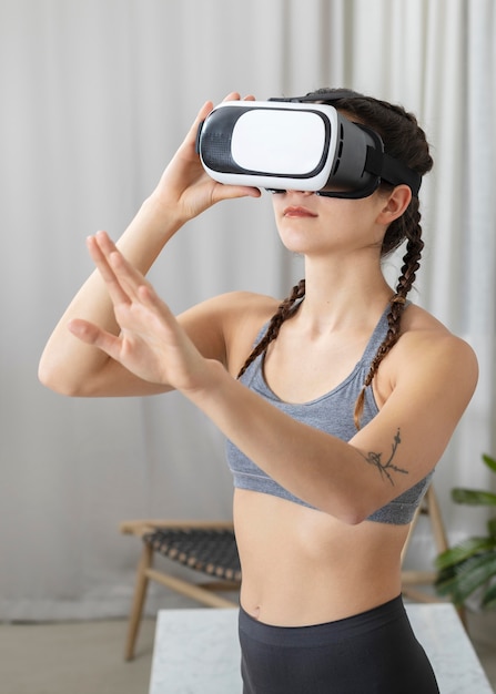 Photo portrait jeune femme avec casque de réalité virtuelle