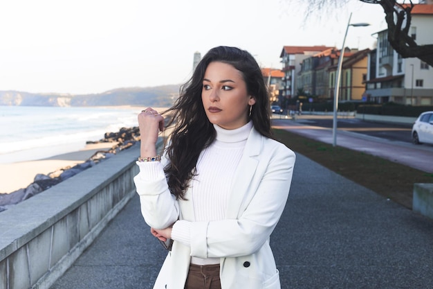 Photo portrait de jeune femme caucasienne à la promenade de la plage hendaia pays basque