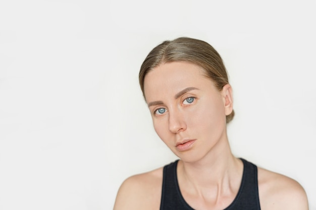 Portrait de jeune femme caucasienne sans maquillage