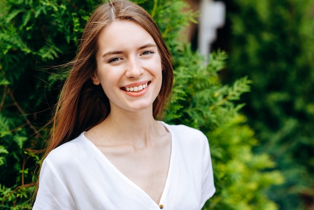 Portrait de jeune femme charmante