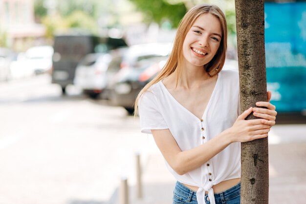 Portrait de jeune femme charmante