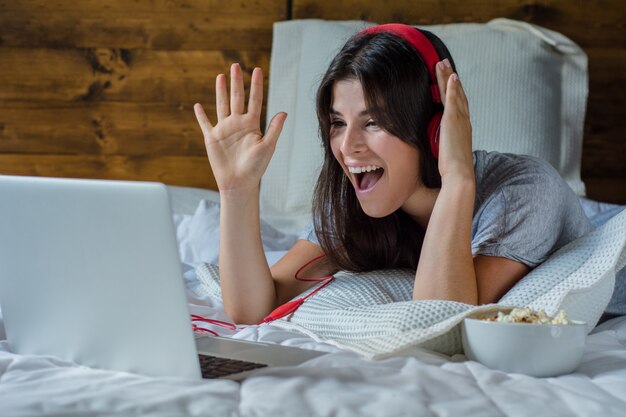 Portrait de jeune femme en chat vidéo