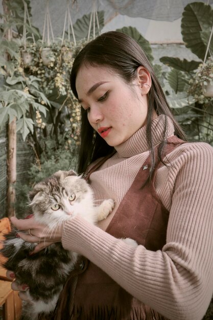 Portrait d'une jeune femme avec un chat