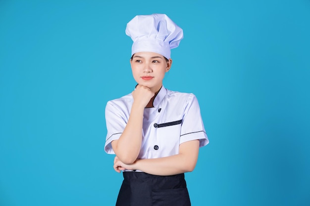 Portrait de jeune femme chef asiatique sur fond