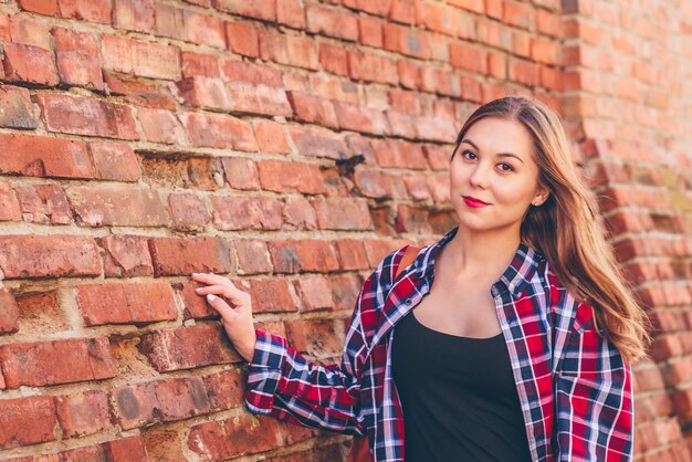 Photo portrait de jeune femme en chemise et jeans