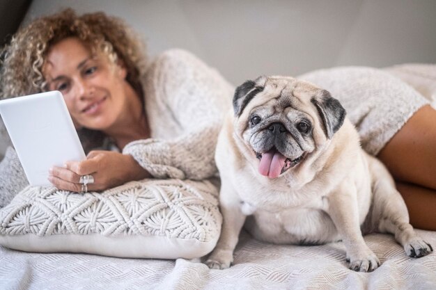 Photo portrait d'une jeune femme avec un chien