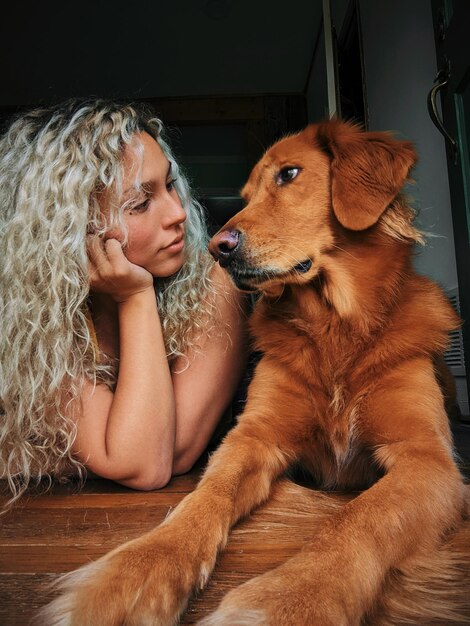 Photo portrait d'une jeune femme avec un chien