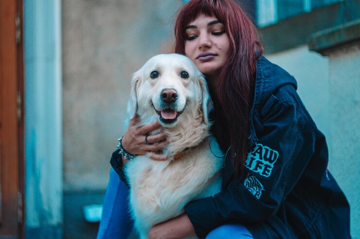 Photo portrait d'une jeune femme avec un chien