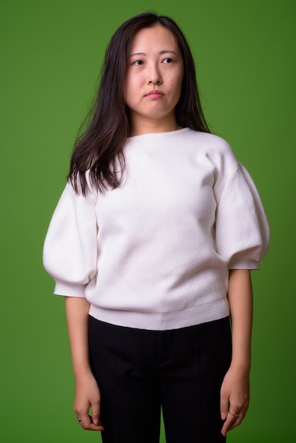 Portrait de jeune femme chinoise sur vert