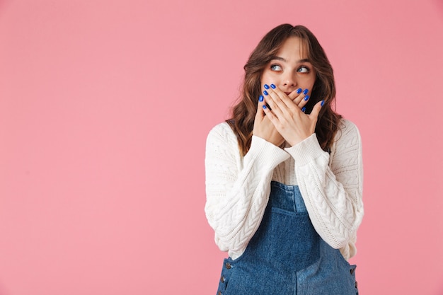 Portrait d'une jeune femme choquée couvrant la bouche