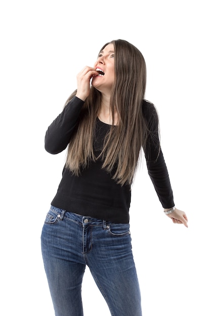 Portrait d'une jeune femme choquée sur le mur blanc.