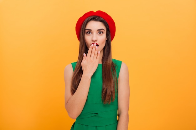 Portrait d'une jeune femme choquée