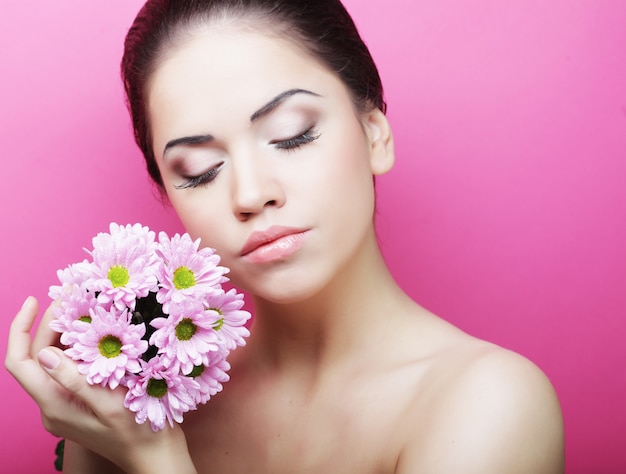 Portrait de jeune femme avec chrysanthème rose