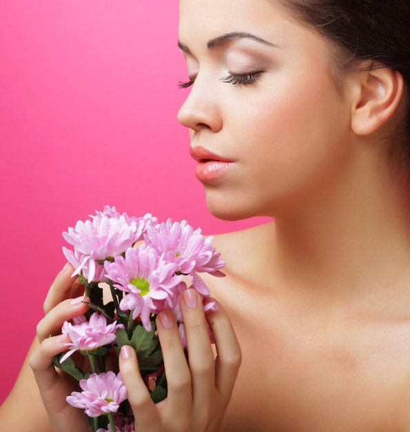 Portrait de jeune femme avec chrysanthème rose