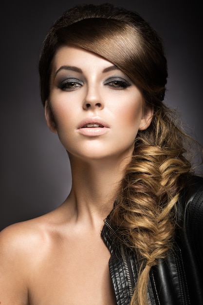 Portrait d'une jeune femme avec une coiffure élégante