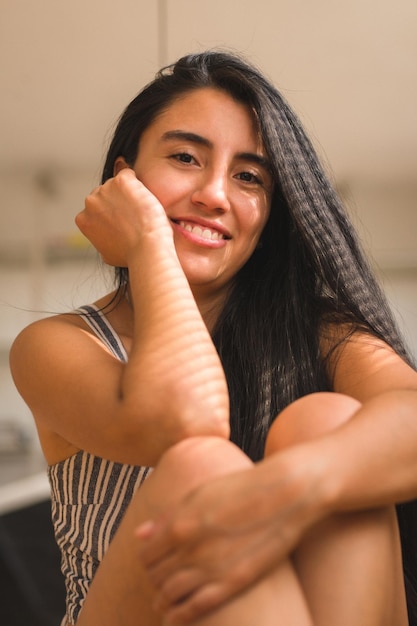 Portrait d'une jeune femme colombienne confiante. Jolie fille à l'aise