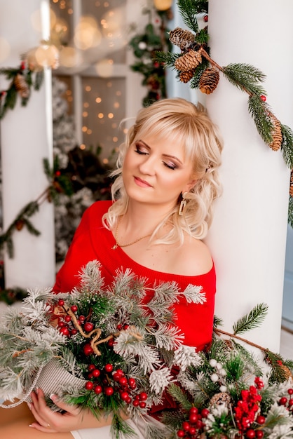 Portrait d'une jeune femme avec une composition de Noël