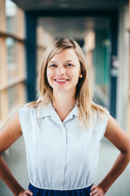 Portrait d'une jeune femme confiante