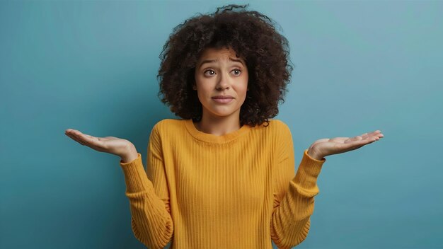 Portrait d'une jeune femme confuse haussant les épaules