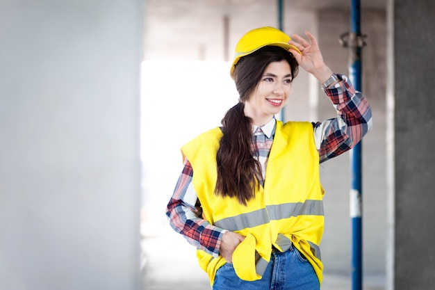 Portrait de jeune femme de construction