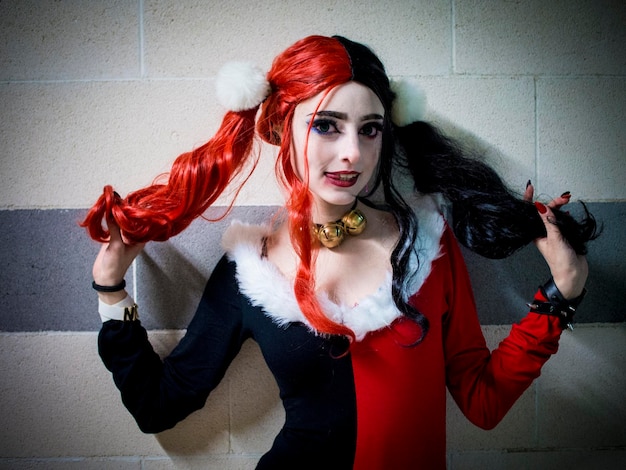 Photo portrait d'une jeune femme contre un mur rouge