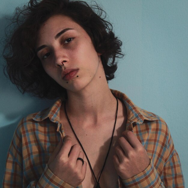 Photo portrait d'une jeune femme contre le mur