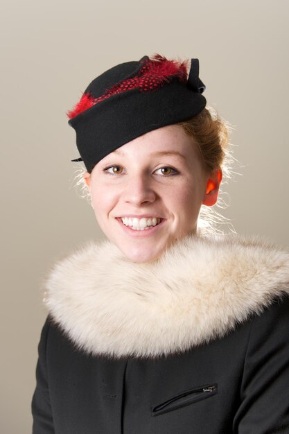 Photo portrait d'une jeune femme contre le mur