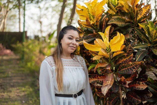 Portrait de jeune femme à côté de plante de jardin