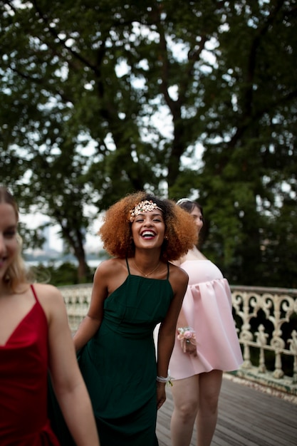 Portrait de jeune femme à côté de ses amis au bal