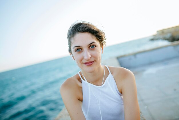 Portrait de jeune femme à la côte