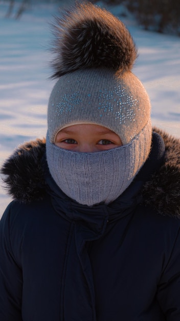 Photo portrait d'une jeune femme couverte de neige