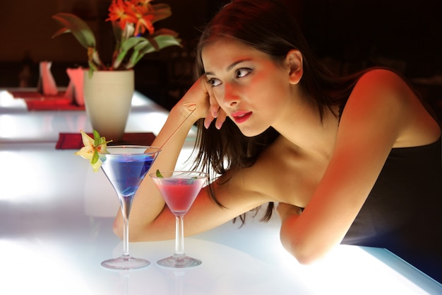 Portrait d&#39;une jeune femme dans un bar à cocktails